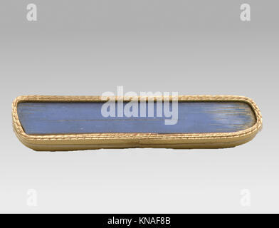 Ce fragment d'incrustation monochrome en verre romain (fin du Ier siècle av. J.-C.–début du Ier siècle av. J.-C.) met en valeur l'artisanat ancien et la technique décorative, conservés dans la collection Edward C. Moore au MET. Banque D'Images