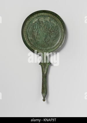 Miroir en bronze MÉT. DP254640 251053 étrusque, miroir en bronze, 3e siècle av. J.-C., bronze, longueur 10 5/16 (26.2 cm); diamètre 5 3/16po. (13.2 cm). Metropolitan Museum of Art, New York. Fonds Rogers, 1921 (21.88.27) Banque D'Images
