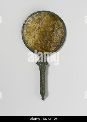 Miroir en bronze MÉT. DP254622 251053 étrusque, miroir en bronze, 3e siècle av. J.-C., bronze, longueur 10 5/16 (26.2 cm); diamètre 5 3/16po. (13.2 cm). Metropolitan Museum of Art, New York. Fonds Rogers, 1921 (21.88.27) Banque D'Images