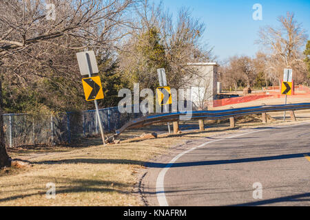 Signes de flèche et des signes d'alerte d'une courbe de la route d'Oklahoma, USA, Amérique du Nord. Banque D'Images