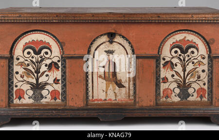 Ce coffre à dower de la collection MET est un coffre en bois utilisé pour tenir la dot d'une mariée, reflétant les boiseries d'époque et l'artisanat décoratif. Banque D'Images