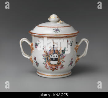 Bol couvert à deux manche MET DP258503 2329 Chinois, pour le marché américain, bol couvert à deux manche et plateau, 1785?90, porcelaine à pâte dure, H. 5 1/2in. (14 cm). Metropolitan Museum of Art, New York. Legs de James T. Woodward, 1910 (10.149.233) Banque D'Images