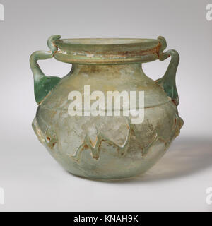 Ce pot en verre palestinien romain du IIIe au IVe siècle après JC comporte deux poignées et reflète les anciennes techniques romaines de fabrication du verre. Banque D'Images