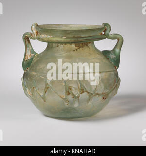 Un pot en verre palestinien romain du IIIe au IVe siècle après J.-C. avec deux poignées, illustrant l'artisanat de verrerie d'époque et la fonction décorative. Banque D'Images