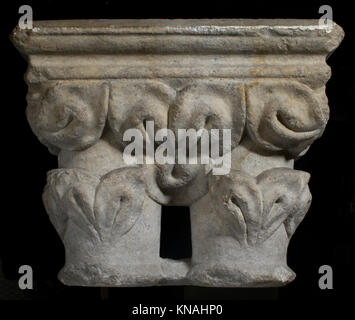 Ce double capital, catalogué comme MET cdi25-120-759s2, est une composante de la conception architecturale, mettant en valeur deux colonnes ou supports empilés. Il met en valeur les éléments structurels et artistiques de l'architecture ancienne. Banque D'Images