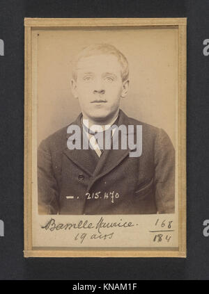 Ce portrait représente Maurice Eugène Bassille, anarchiste parisien de 19 ans en 1894, illustrant les mouvements sociaux et politiques de l'époque. Banque D'Images