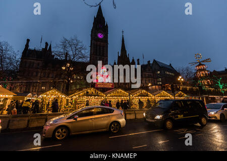 La nuit des stalles et Hôtel de ville de Manchester à Manchester Marchés de Noël autour de la ville, Manchester, Angleterre, RU Banque D'Images