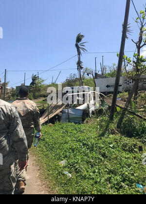 Service des États-Unis auprès des membres, le 9 octobre 2017 sur l'île des Caraïbes de la Dominique. L'île a été dévastée par l'Ouragan Maria, une tempête de catégorie 5 qui a frappé le 19 septembre 2017, ce qui stimulera l'appui de la communauté Joint Base Lewis-McChord, ainsi que les installations militaires à travers le monde. Banque D'Images