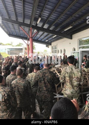 Service des membres affectés à la force opérationnelle interarmées de l'Islv écouter une brève, le 9 octobre 2017 sur l'île de la Martinique. La Martinique a été utilisé comme un lieu de rassemblement pour certains membres de service alors que la foi a fourni un appui à l'île des Caraïbes de la Dominique, qui a été dévastée par l'Ouragan Maria, une tempête de catégorie 5 qui a frappé le 19 septembre 2017. Banque D'Images