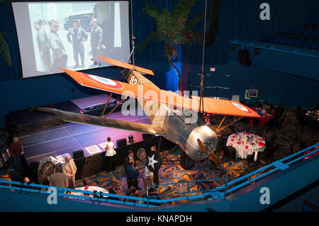 Une réplique à taille d'une guerre mondiale I bi-plane est suspendu au plafond au centre de villégiature et casino Margaritaville durant la 93e Bomb Squadron au Centennial Bossier City, en Louisiane, le 14 octobre 2017. L'aile a été activé le 21 août 1917 à Kelly Field (Texas). Depuis, l'unité a participé aux deux guerres mondiales avant d'être désactivé en 1963. Il a été réactivé 30 ans plus tard et a été à la fois une unité de formation et de combat. (U.S. Air Force Banque D'Images