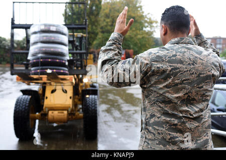 Un aviateur affecté à la 48e Escadron de préparation logistique rassemble dans un chariot élévateur à la Royal Air Force Lakenheath, Angleterre, le 18 octobre. L'élément de transport terrestre du 48e LRS est chargée de transporter les pièces, les équipements et les aviateurs n'importe où ils sont nécessaires. (U.S. Air Force Banque D'Images