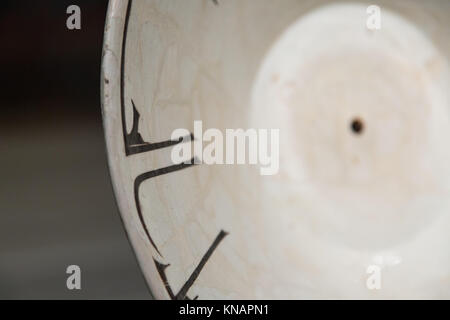 Un bol d'art islamique du Metropolitan Museum of Art présentant des inscriptions et des calligraphies arabes, reflétant les traditions artistiques et culturelles. Banque D'Images