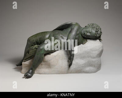 Statue en bronze de l'Éros dormir rencontré DP123903 254502 Grec, statue en bronze de l'Éros, 3ème couchage ?2e siècle avant J.-C., Bronze, 16 1/2 ? 14 ? 33 9/16 po, 275 lb. (41,9 ? 35,6 ? 85,2 cm, 124,7 kg) hauteur (w/ base) : 18 in. (45,7 cm). Le Metropolitan Museum of Art, New York. Fonds Rogers, 1943 (43.11.4) Banque D'Images