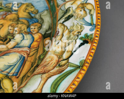Ce plat de maïs du XVIe siècle de l'atelier Fontana représente la découverte mythologique d'Achille, avec de la faïence émaillée d'étain et de l'artisanat italien de la Renaissance. Banque D'Images