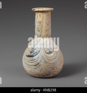 Ce flacon de parfum en verre romain, daté du début au milieu du 1er siècle après J.-C., démontre l'artisanat dans la verrerie et est conservé dans la collection MET. Banque D'Images