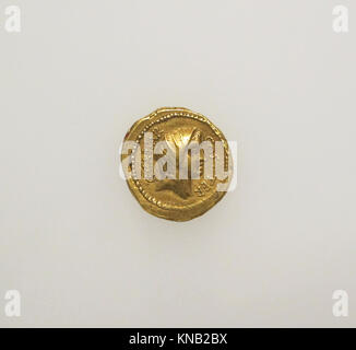 Une pièce en or aureus représentant Jules César, représentant la monnaie impériale romaine et l'artisanat, conservée au Metropolitan Museum of Art. Banque D'Images
