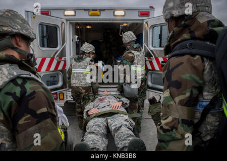 Les équipes d'urgence du 374e Escadron médical place une victime simulée dans une ambulance pendant l'exercice Beverly matin 17-08 en liaison avec l'exercice Vigilant Ace 18, 4 décembre 2017, à Yokota Air Base, le Japon. L'exercice avait pour but de démontrer la préparation au combat, tester la capacité de survivre et fonctionner dans un environnement litigieux et d'identifier les éventuelles lacunes dans les procédures d'urgence. (U.S. Air Force Banque D'Images