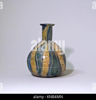 La bouteille en verre romaine du 1er siècle après J.-C. présente un design en mosaïque de bande d'or et démontre l'artisanat romain antique de verrerie et les techniques d'incrustation. Banque D'Images