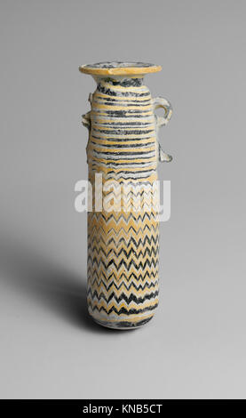 L'alabastron est une bouteille de parfum en verre du Ve siècle av. J.-C., originaire de la Méditerranée orientale, illustrant l'art grec et une utilisation pratique pour stocker des parfums et des huiles. Banque D'Images