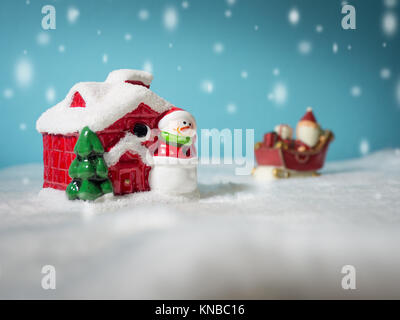 Heureux Père Noël avec cadeaux sur la luge de neige Neige de chambre. Près de maison de neige ont Snowman et arbre de Noël. Le Père Noël et la neige maison sur Banque D'Images