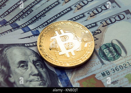 Bitcoin or avec Benjamin Franklin portrait d'une centaine de dollars américains. Concept d'affaires dans le monde entier de cryptocurrency. L'achat des bitcoins pour faire Banque D'Images