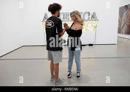 Deux jeunes visiteurs à double au nord 2 artwork artiste Glenn Ligon au large Museum dans le centre-ville de Los Angeles, la Californie USA KATHY DEWITT Banque D'Images