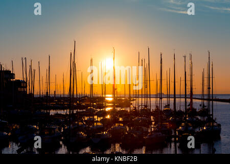 Rangées de bateaux au quai dans la soirée contre ciel coucher de soleil crépuscule (éclairage) Banque D'Images