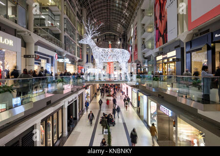 Scène de Noël, Toronto Eaton Centre décoration de Noël, renne illuminé, gens à l'intérieur du centre commercial, centre-ville de Toronto, Canada. Banque D'Images