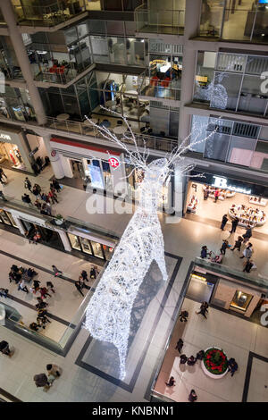 Le Toronto Eaton Centre décoration de Noël, un renne, à l'intérieur du centre commercial, le centre-ville de Toronto, Canada. Banque D'Images