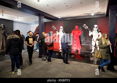 Les fans de Star Wars se rendant sur le Star Wars Jedi Le dernier film's pop-up store dans le centre-ville de Toronto, Canada. Banque D'Images
