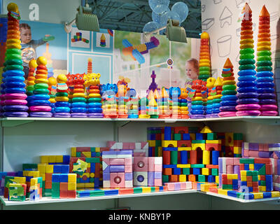 Jouets pour bébés - cubes en plastique et des pyramides dans le magasin Banque D'Images