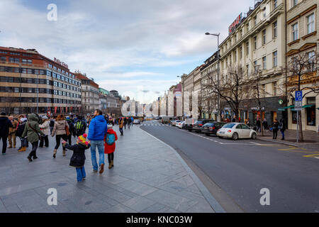 PRAGUE, RÉPUBLIQUE TCHÈQUE - 9 décembre 2017 : Peuples Autochtones sur le célèbre marché de Noël de l'avent à la place Venceslas. 9 décembre 2017, Prague, République tchèque. Banque D'Images