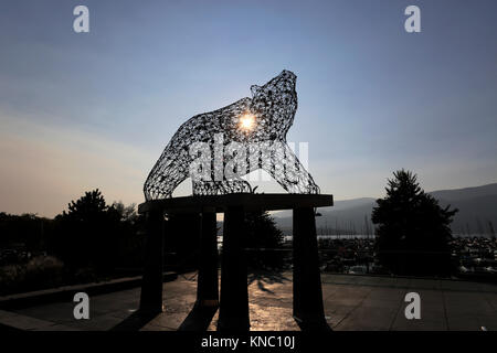 La sculpture de l'ours grizzli, Stuart park, Ville de Kelowna, Okanagan Lake, British Columbia, Canada Banque D'Images