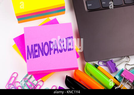 L'écriture de texte montrant la ménopause faite dans le bureau à proximité d'un ordinateur portable, marqueur, stylo. Concept d'affaires pour Midlife Crisis Grand Climactérique Banque D'Images