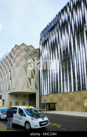 Des taxis à Leeds en dehors de John Lewis shop et parking Banque D'Images