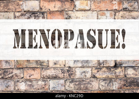 Texte d'annonce conceptuel inspiration légende montrant la ménopause. Concept d'affaires pour Midlife Crisis Grand climatère écrit sur old brick background Banque D'Images