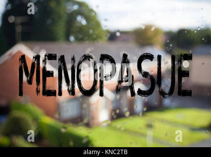 Légende de texte annonce montrant la ménopause. Concept d'affaires pour Midlife Crisis Grand climatère écrit sur fond de vieilles briques avec de l'espace Banque D'Images