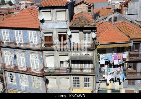 Appartement balcon lave séchant sur de vieux Porto Portugal Banque D'Images