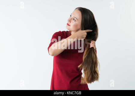 Belle jeune fille élégante peignes les cheveux avec un peigne. Banque D'Images