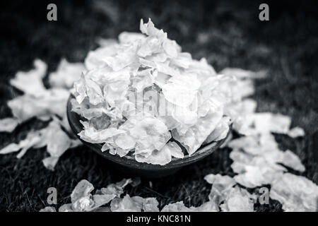 Les flocons de maïs, Zea mays dans une cuvette d'argile sur un fond de jute. Banque D'Images