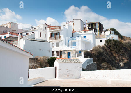 Une rue typique avec des maisons historiques de la ville de Skopelos sur l' île de Skopelos en Grèce Banque D'Images