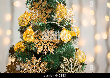 Un arbre de Noël décoré de flocons de neige et une guirlande sur l'arrière-plan d'un bokeh et les tableaux blancs. Joyeux Noël, des idées pour les cartes postales pour winte Banque D'Images
