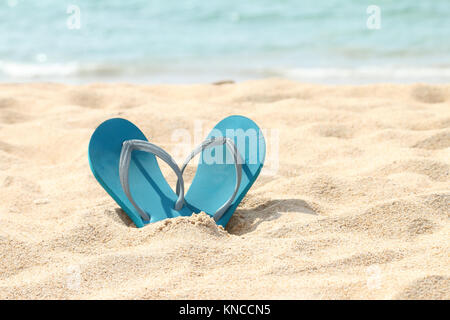 Blue flip flop sandals on beach Banque D'Images