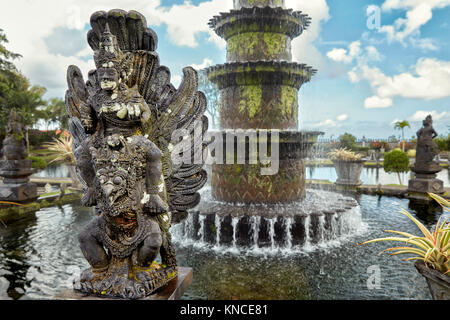 Statue dans le palais d'eau Tirta Gangga, un ancien palais royal. Régence Karangasem, Bali, Indonésie. Banque D'Images