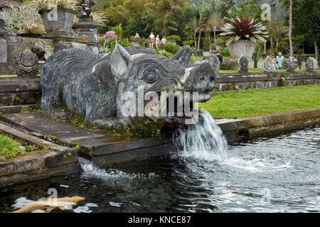 Statue dans le palais d'eau Tirta Gangga, un ancien palais royal. Régence Karangasem, Bali, Indonésie. Banque D'Images