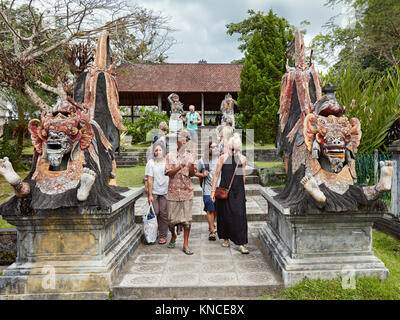 Les touristes avec guide local à l'eau de Tirta Gangga Palace, un ancien palais royal. Régence Karangasem, Bali, Indonésie. Banque D'Images