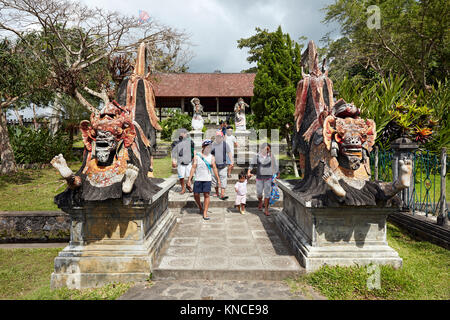 Les gens dans l'eau de Tirta Gangga palace, un ancien palais royal. Régence Karangasem, Bali, Indonésie. Banque D'Images
