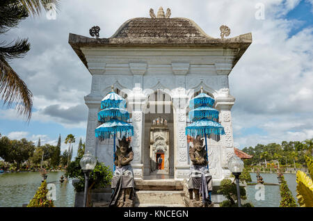 Entrée du pont pour piétons menant à la balle Gili, le bâtiment principal de l'eau (Ujung Palace Taman Ujung). Régence Karangasem, Bali, Indonésie. Banque D'Images