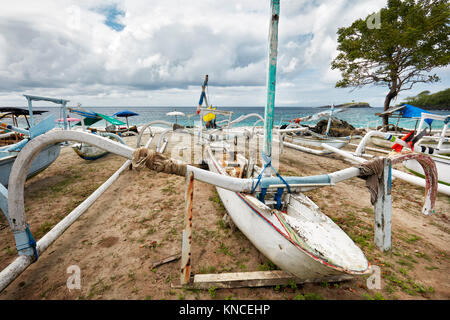 Pirogue indonésienne, aka jukung ou cadik sur plage de sable blanc (Pantai partialité Putih). Le sous-district de Manggis, Karangasem Regency, Bali, Indonésie. Banque D'Images