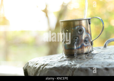 Metal tasses contre nature background Banque D'Images